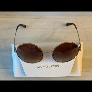 BRAND NEW - Never Worn -  Beautiful Womens Gold Round Gradient Sunglasses